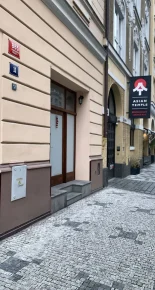 Diskreter Eingang eines Massagesalons in Prag – Bílkova 11