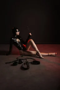 Rosali mit Flogger und Handschellen — dominante Masseurin in Prag